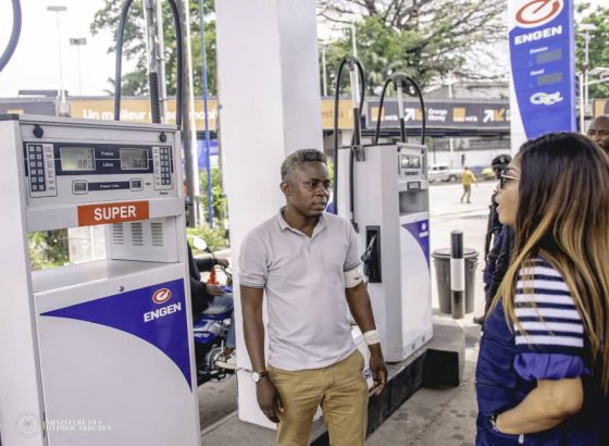 Kinshasa : Acacia BANDUBOLA MBONGO vérifie l’effectivité de la baisse des prix des produits pétroliers à la pompe